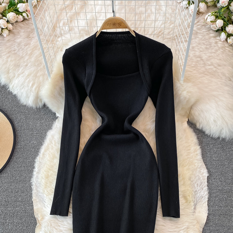 Enges, elastisches Strickkleid mit eckigem Ausschnitt 3758