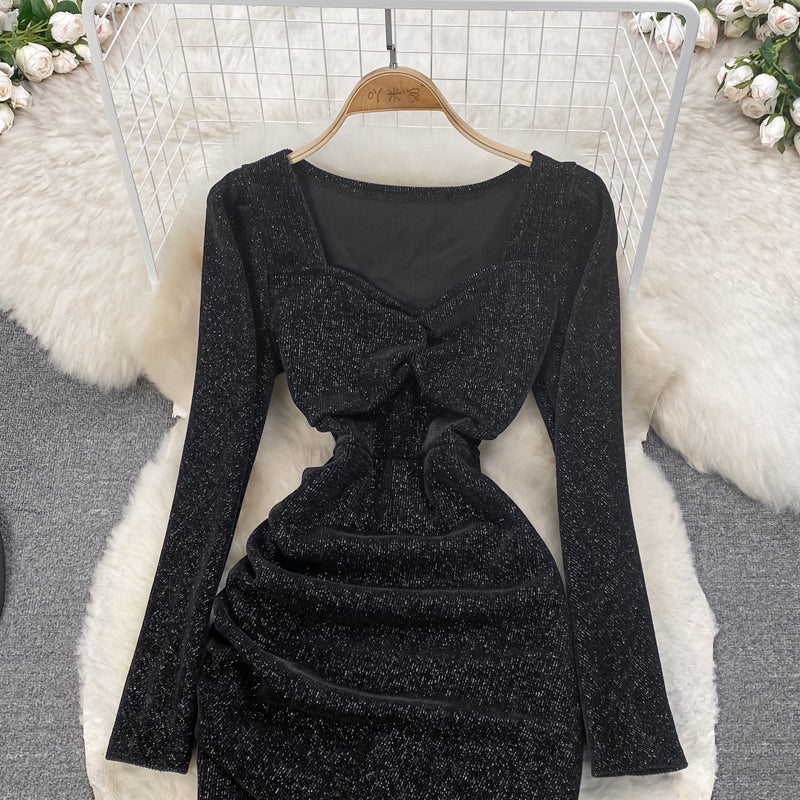 Schmales Wickelkleid aus Kord mit unregelmäßigen Plisseefalten 3766