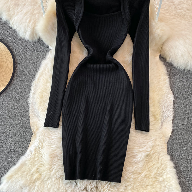 Enges, elastisches Strickkleid mit eckigem Ausschnitt 3758