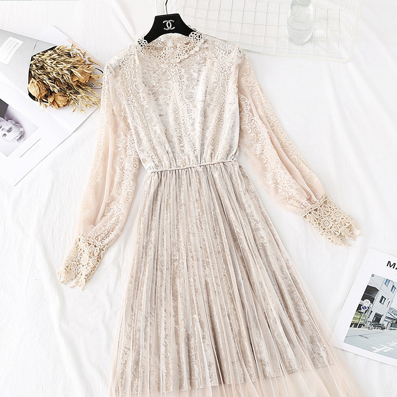 Plissiertes Spitzenkleid aus goldenem Samtnetz 3971