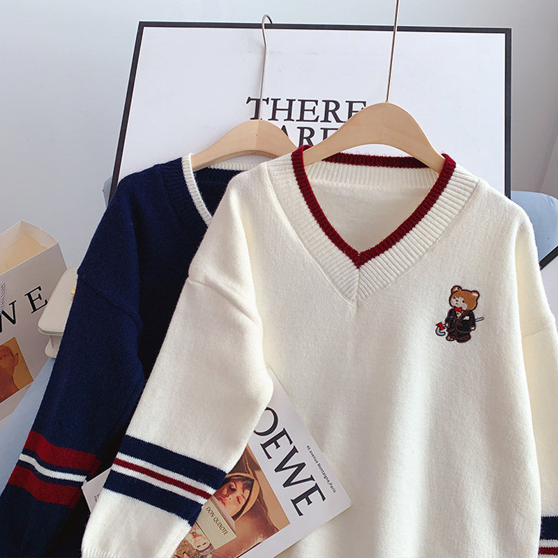 Embroidered bear V-neck Pullover female  4929