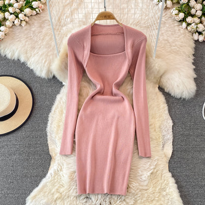 Enges, elastisches Strickkleid mit eckigem Ausschnitt 3758