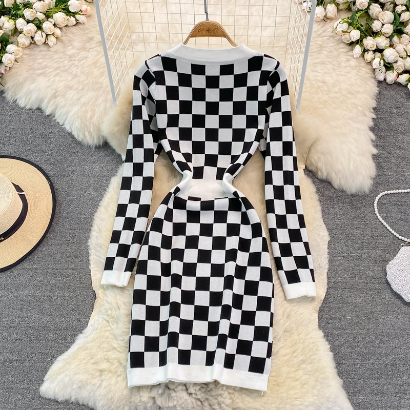 Gestricktes Gesäßkleid mit V-Ausschnitt und Schachbrettmuster 3779