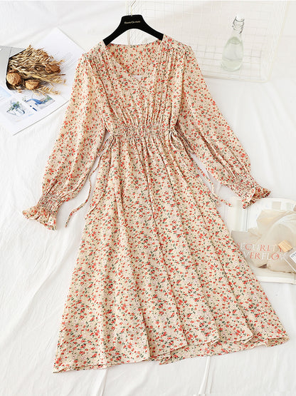 Das Blumenkleid ist zart und dünn und passt in 4796