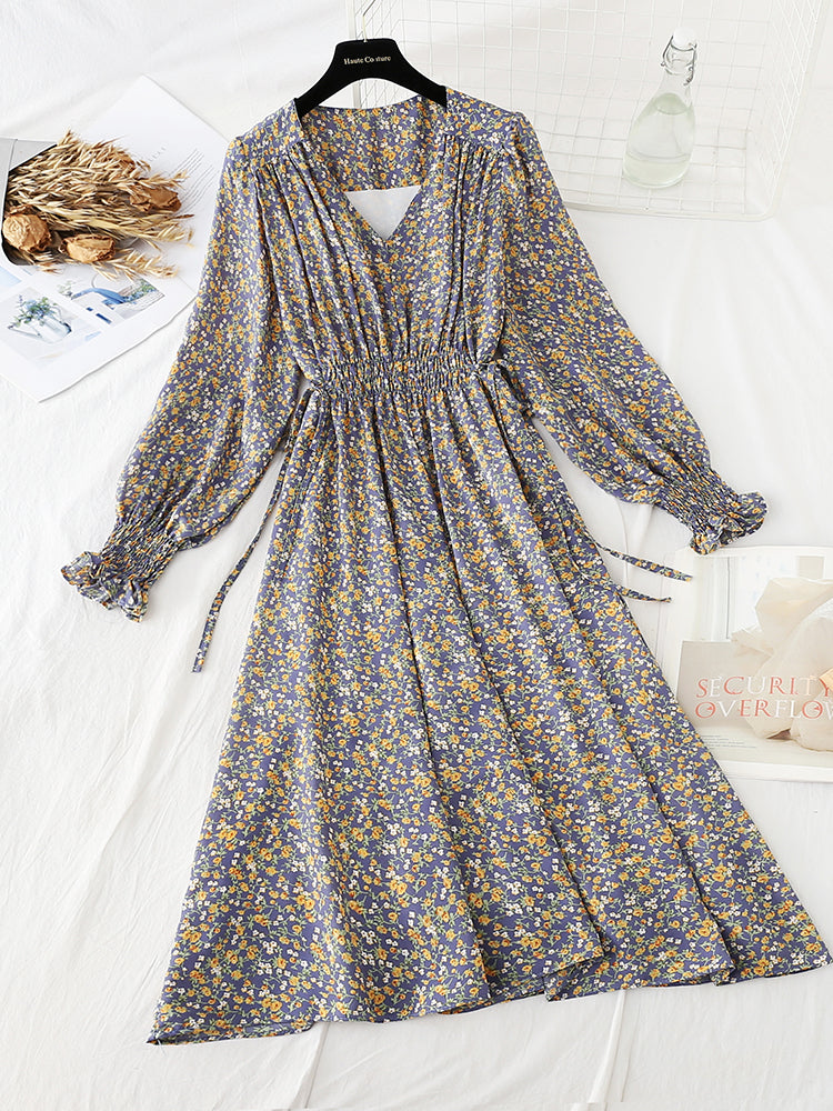 Das Blumenkleid ist zart und dünn und passt in 4796