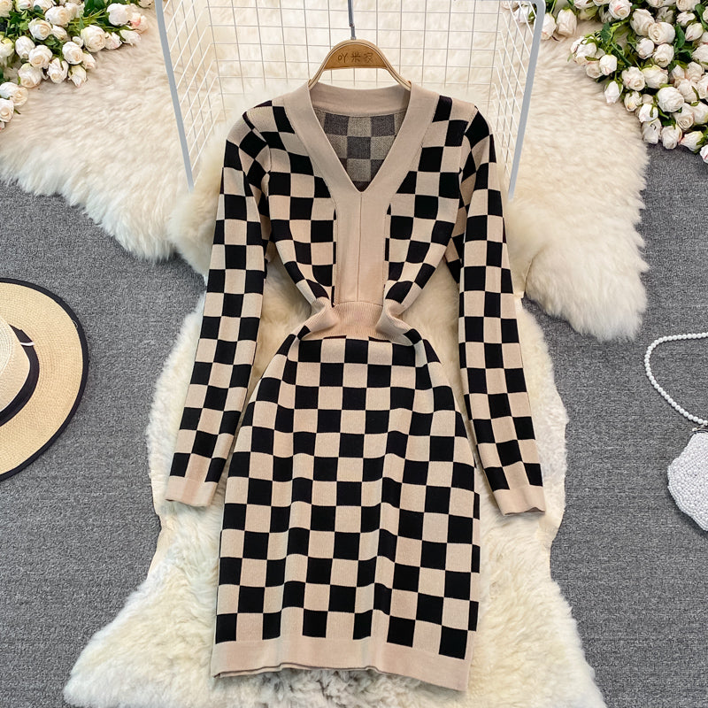 Gestricktes Gesäßkleid mit V-Ausschnitt und Schachbrettmuster 3779