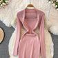 Enges, elastisches Strickkleid mit eckigem Ausschnitt 3758