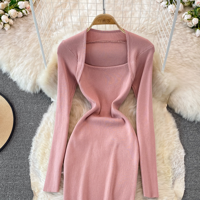 Enges, elastisches Strickkleid mit eckigem Ausschnitt 3758