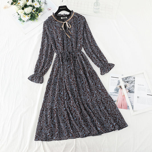 Kleines französisches Kleid mit floralem Retro-Duft und Rückseite 4541