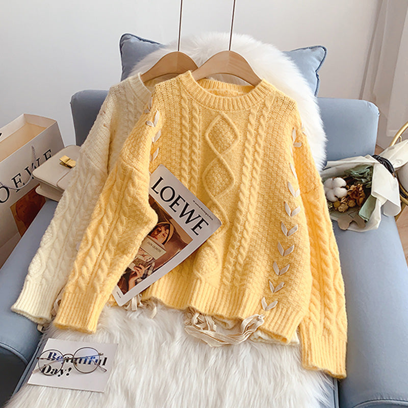 Design sense: the minority wears a twist knit top  5034