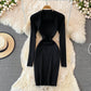 Enges, elastisches Strickkleid mit eckigem Ausschnitt 3758