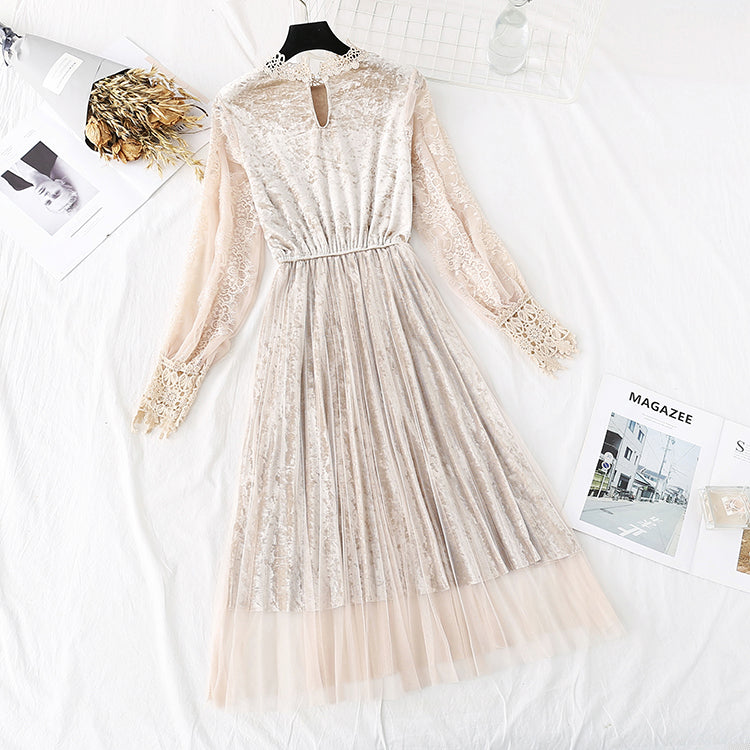 Plissiertes Spitzenkleid aus goldenem Samtnetz 3971