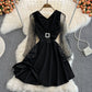 Schwarzes kurzes Kleid mit V-Ausschnitt A-Linie Modekleid 10832 