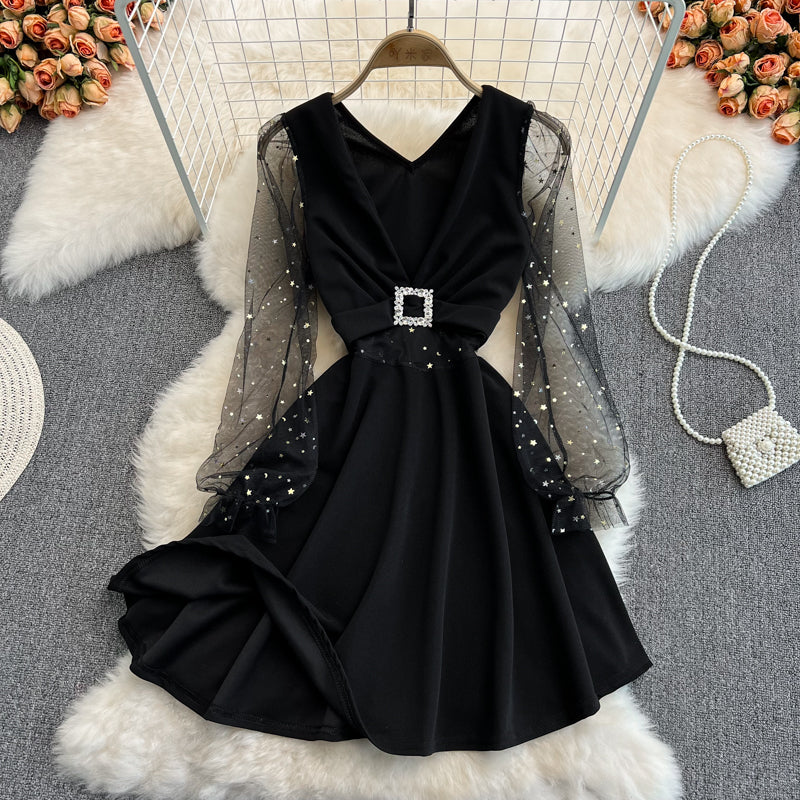 Schwarzes kurzes Kleid mit V-Ausschnitt A-Linie Modekleid 10832 